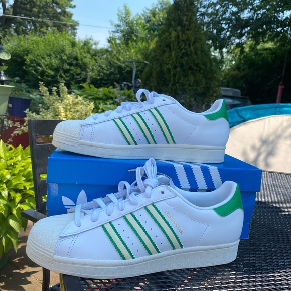 💚NWT Adidas Originals Superstar Team Colors - White/Green Sizes 7, 9.5 or 10 - Picture 3 of 14